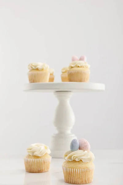 Mise Point Sélective Délicieux Cupcakes Sur Support Gâteau Isolé Sur — Photo