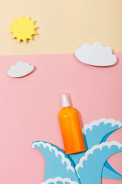 Draufsicht Auf Papiergeschnittene Meereswellen Wolken Sonne Und Eine Flasche Sonnencreme — Stockfoto