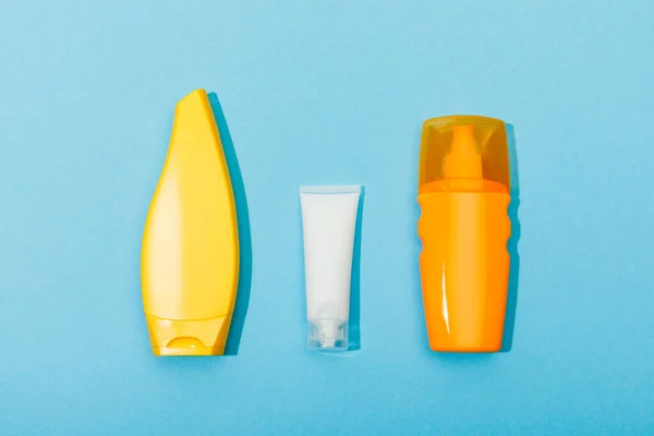 Top View Tubes Dispenser Bottle Sunscreen Blue Background — Stock Photo, Image