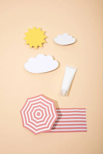 Top View Paper Cut Sun Clouds Beach Umbrella Blanket Tube — Stock Photo, Image