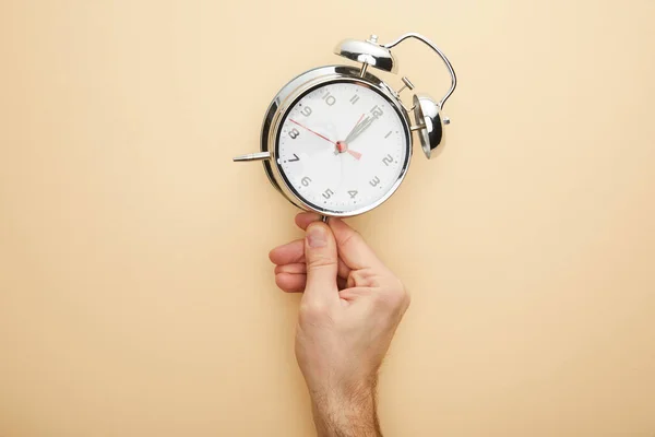 Vista Recortada Del Hombre Tocando Reloj Despertador Clásico Sobre Fondo — Foto de Stock