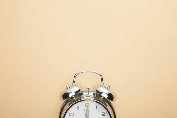 Vista Superior Del Reloj Despertador Clásico Sobre Fondo Beige — Foto de Stock