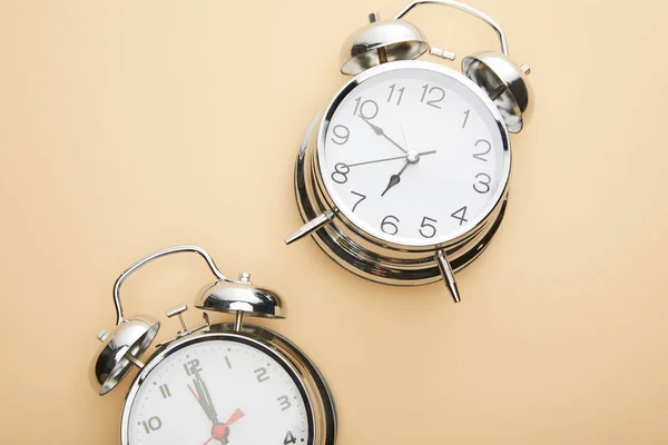 Vista Superior Relógios Alarme Clássicos Fundo Bege — Fotografia de Stock