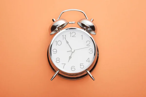 Top View Classic Alarm Clock Peach Background — Stock Photo, Image