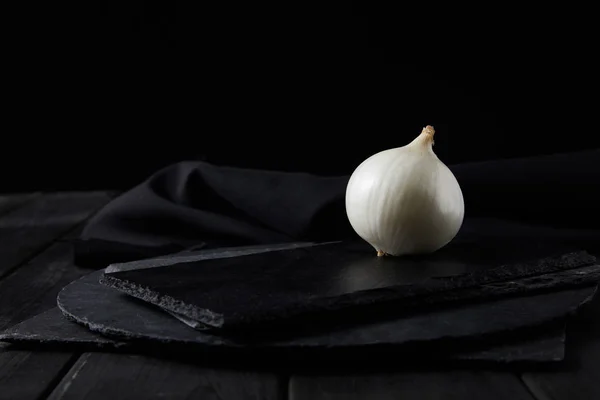 Ολόκληρο Λευκό Κρεμμύδι Μαύρο Ξύλο Κοπής Απομονωμένο Μαύρο — Φωτογραφία Αρχείου