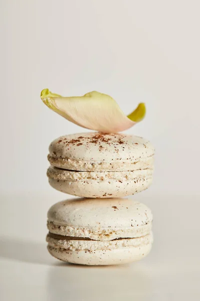 Délicieux Macarons Français Vanille Avec Pétale Sur Fond Blanc — Photo