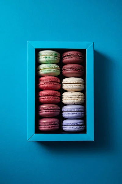 Top View Assorted Delicious Colorful French Macaroons Box Blue Background — Stock Photo, Image