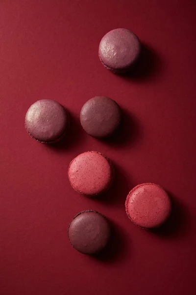 Vista Dall Alto Deliziosi Macaron Francesi Colorati Sfondo Rosso — Foto Stock