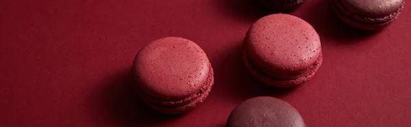 Finom Színes Francia Macaroons Piros Háttér Panoráma Lövés — Stock Fotó