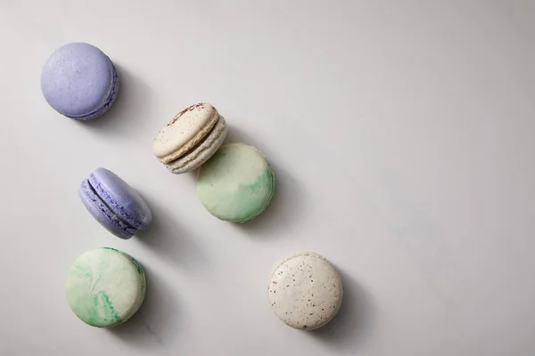 Top View Assorted Delicious Green Violet White French Macaroons Grey — Stock Photo, Image