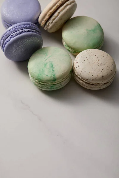 Közeli Kilátás Válogatott Finom Zöld Ibolya Sárga Francia Macaroons Szürke — Stock Fotó