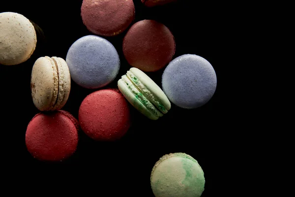 Vista Superior Sortidas Deliciosos Macaroons Franceses Coloridos Isolados Preto — Fotografia de Stock