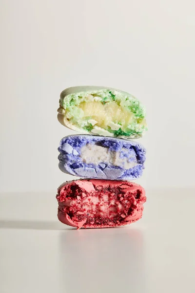 Разнообразные Вкусные Укушенные Красочные Французские Макароны Белом Фоне — стоковое фото