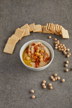 Lezzetli humus, nohut ve kraker dolu kase. 