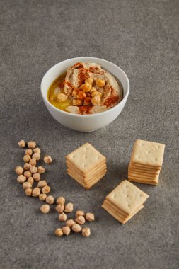  Nohut yanında lezzetli humus ve grinin üstünde kraker.