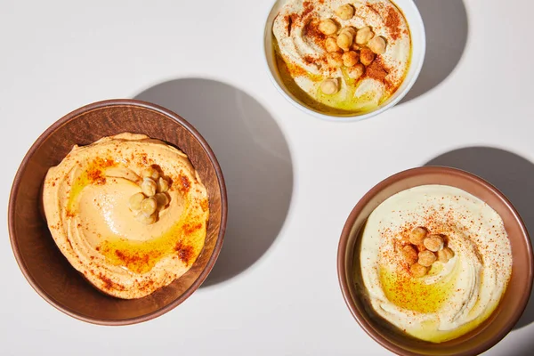 Ovanifrån Skålar Med Hummus Och Kikärter Grå Bakgrund — Stockfoto