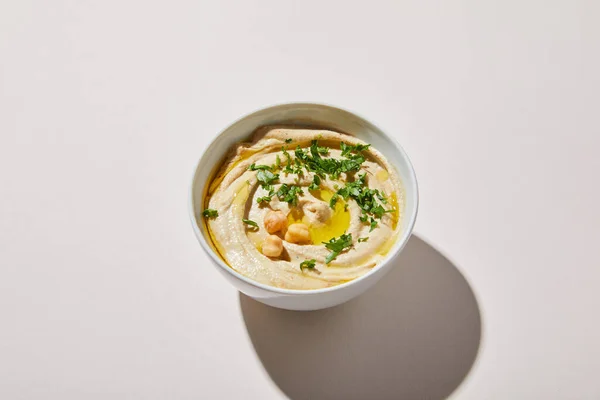 Skål Med Välsmakande Hummus Med Kikärt Och Persilja Grå Bakgrund — Stockfoto