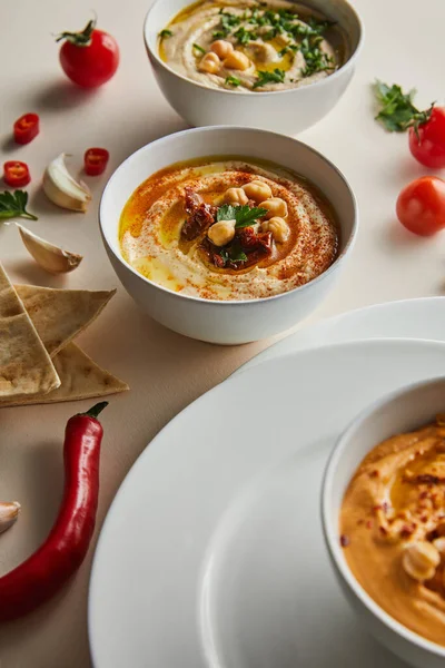 Concentration Sélective Des Assiettes Bols Avec Houmous Savoureux Légumes Mûrs — Photo