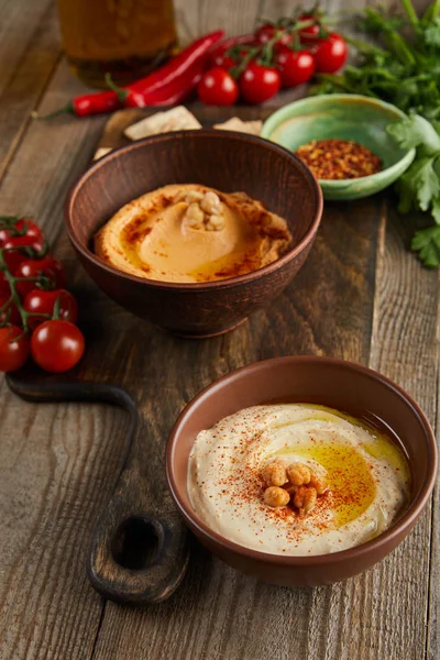 Selective Focus Bowls Paprika Hummus Vegetables Parsley Wooden Background — Stock Photo, Image