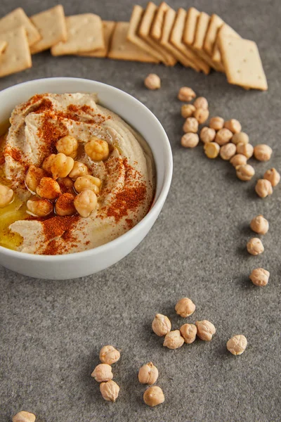 Selective Focus Bowl Tasty Hummus Chickpea Crackers Grey Background — Stock Photo, Image