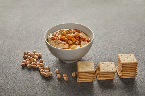 Schaal Met Heerlijke Hummus Kikkererwt Crackers Grijs — Stockfoto