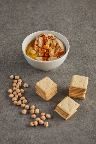 Bowl Finom Hummus Közelében Csicseriborsó Keksz Szürke — Stock Fotó