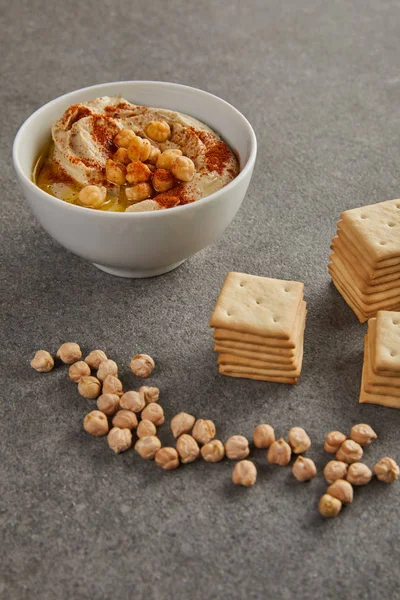 Bowl Tasty Hummus Chickpea Crackers Grey — Stock Photo, Image