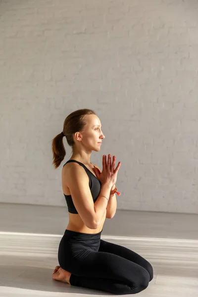 Wanita Dengan Tangan Berdoa Duduk Studio Yoga — Stok Foto