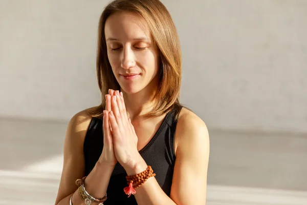 Femme Heureuse Avec Les Mains Priantes Dans Studio Yoga — Photo