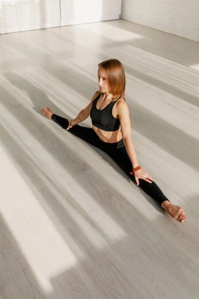 Sunshine Attractive Woman Doing Twine Stretching Floor — Stock Photo, Image
