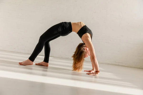 Donna Flessibile Abbigliamento Sportivo Facendo Posa Ruota Studio Yoga — Foto Stock