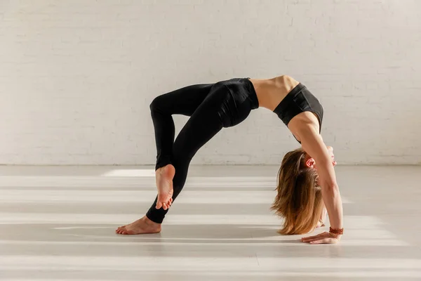 Mujer Flexible Haciendo Pose Rueda Estudio Yoga — Foto de Stock
