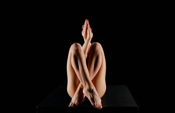 Mladá Žena Zkříženýma Nohama Cvičit Jógu Izolované Černé — Stock fotografie