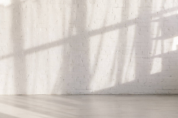 солнечный свет и тени на кирпичной стене в пустой студии йоги
 