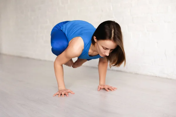 Flexible Girl Blue Sportswear Doing Crow Pose — Stock Photo, Image