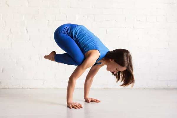 Side View Athletic Girl Blue Sportswear Doing Crow Pose — Stock Photo, Image