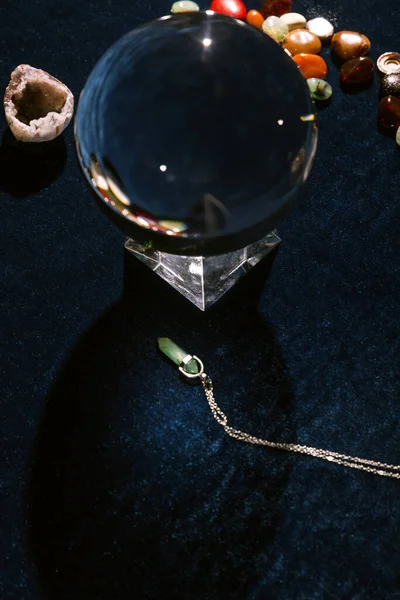 Bola Cristal Fortuna Dizendo Pedras Pano Veludo Azul Escuro — Fotografia de Stock