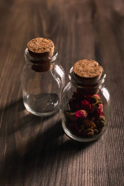 木製の背景に芽を持つ瓶の選択的な焦点 — ストック写真