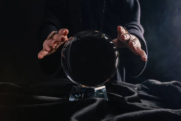Siyah Zemin Üzerinde Kristal Küre Üzerinde Kadın Elleri Kısmi Görünüm — Stok fotoğraf
