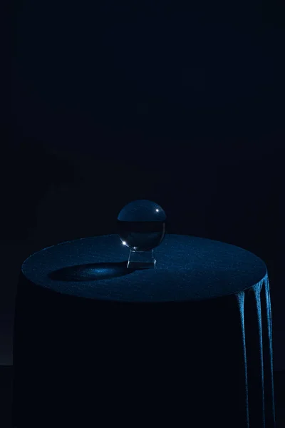 Kristallkugel Auf Rundem Tisch Mit Dunkelblauer Tischdecke Auf Schwarzem Hintergrund — Stockfoto