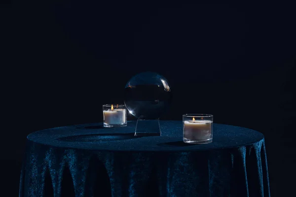 Κρυστάλλινη Μπάλα Κεριά Στο Τραπέζι Απομονώνονται Μαύρο — Φωτογραφία Αρχείου