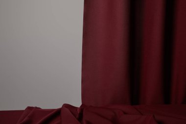 Burgundy yumuşak ve buruşuk kumaş gri renkte izole edilmiş.