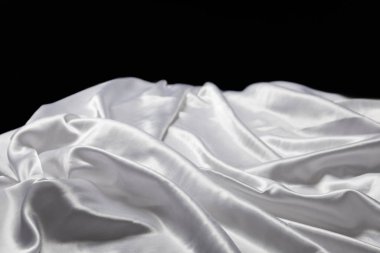 Siyah üzerine izole beyaz yumuşak ve buruşuk ipek kumaş görünümü