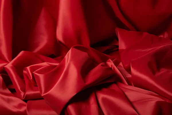 Közeli Kilátás Piros Puha Gyűrött Selyem Texturált Szövet — Stock Fotó