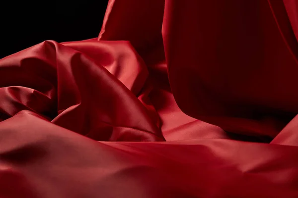 Közeli Kilátás Piros Puha Gyűrött Selyem Texturált Szövet Elszigetelt Fekete — Stock Fotó