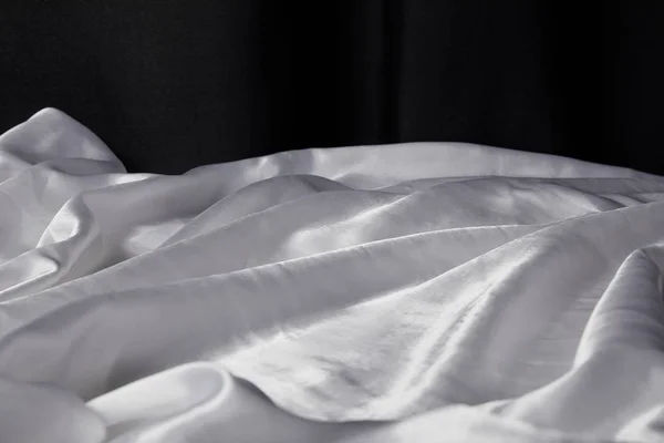 Закрытый Вид Белой Мягкой Измятой Шелковой Текстуры Ткани Изолированной Черном — стоковое фото
