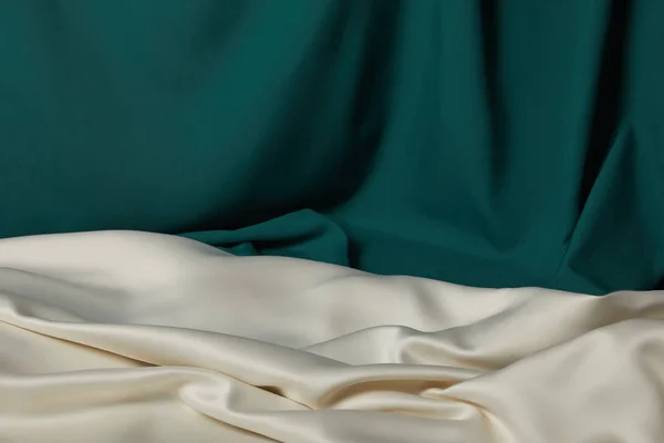 Vista Perto Esmeralda Tecido Seda Macio Ondulado Branco — Fotografia de Stock