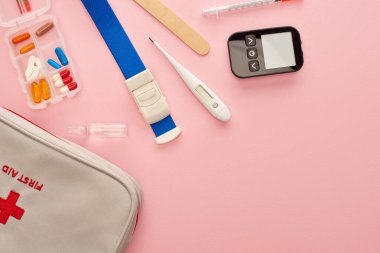 Pembe üzerine ilk yardım çantası, haplar ve tıbbi eşyalar.
