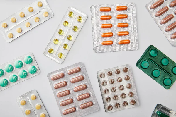 Draufsicht Auf Verschiedene Pillen Auf Weißem Hintergrund — Stockfoto