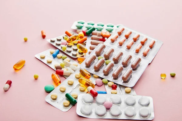 カラフルなカプセルとピンクの錠剤の選択的な焦点 — ストック写真
